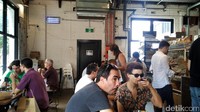 Karena rasanya enak, tak heran bila kedai ini selalu penuh oleh pengunjung. Banyak warga lokal yang menghabiskan waktu di toko kue ini bersama teman maupun keluarganya, sambil ngopi-ngopi dan mengobrol (Wahyu/detikTravel)