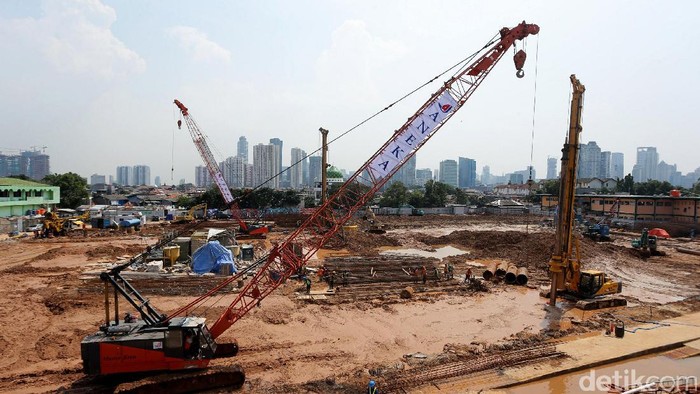 Sejumlah pekerja tengah menyelesaikan proyek pembangunan Pasar Rumput, Jakarta, Kamis (23/2). Rencananya proyek ini ditargetkan rampung pada 2018 mendatang.