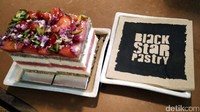 Di toko ini ada banyak kue yang tampilannya Instagramable, seperti watermelon cake ini. Ada strawberry dan hiasan bunga-bunga yang bisa dimakan di atasnya. Selain tampilannya cantik, rasanya juga unik karena ada potongan buah semangka segar di antara kuenya (Wahyu/detikTravel)
