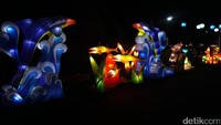 Gemerlap lampu warna-warni Lampion menghiasi sekeliling arena Monumen Jogja Kembali (Monjali) yang menjadi area kawasan wisata Jogja Night Recreation, Taman Pelangi di Sleman Yogyakarta.