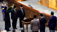(Ki-ka) Mardani Ali Sera dan Nawawi S disumpah. Mardani dari Fraksi PKS menggantikan Saduddin yang mundur karena mengikuti Pilkada Bekasi. Sementara Nawawi S dari Fraksi Golkar menggantikan Airlangga Hartarto yang diangkat Presiden Joko Widodo sebagai Menteri Perindustrian.