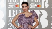 Charlie XCX terlihat percaya diri dengan dress berwarna ungu. John Phillips/Getty Images/detikFoto.
