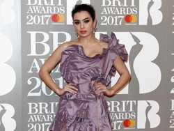 Charli XCX Mengaku Terobsesi Operasi Plastik, Ingin Ubah Tampilan Wajah
