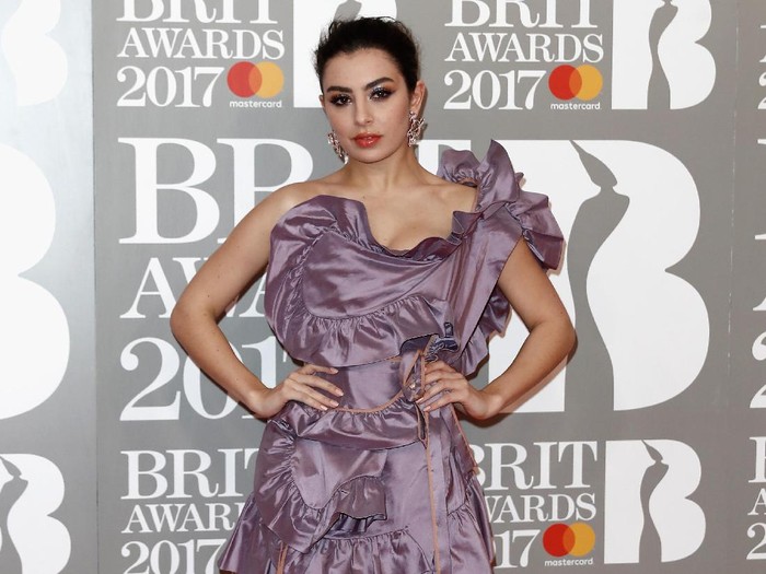 LONDON, ENGLAND - FEBRUARY 22:  (EDITORIAL USE ONLY)  Charli XCX attends The BRIT Awards 2017 at The O2 Arena on February 22, 2017 in London, England.  (Photo by John Phillips/Getty Images)