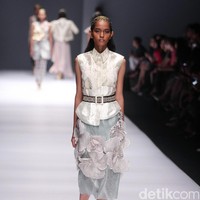 Koleksi Toton Januar for Dewi Fashion Knight [DFK] di Jakarta Fashion Week 2017. Senayan City. Jakarta. [Foto: Mohammad Abduh/Wolipop]