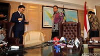 Zahrain tiba di lokasi konferensi pers. Seperti diketahui, Siti Aisyah ditetapkan sebagai tersangka pembunuhan Kim Jong Nam, kakak tiri dari Kim Jong Un, pemimpin Korea Utara.