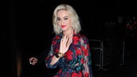 Katy tampak seksi dengan busana bernuansa merah dan pulasan lipstik merah tersebut. Eamonn M. McCormack/Getty Images/detikFoto.