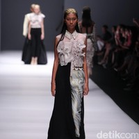 Koleksi Toton Januar for Dewi Fashion Knight [DFK] di Jakarta Fashion Week 2017. Senayan City. Jakarta. [Foto: Mohammad Abduh/Wolipop]