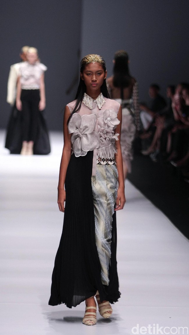 Koleksi Toton Januar for Dewi Fashion Knight [DFK] di Jakarta Fashion Week 2017. Senayan City. Jakarta. [Foto: Mohammad Abduh/Wolipop]