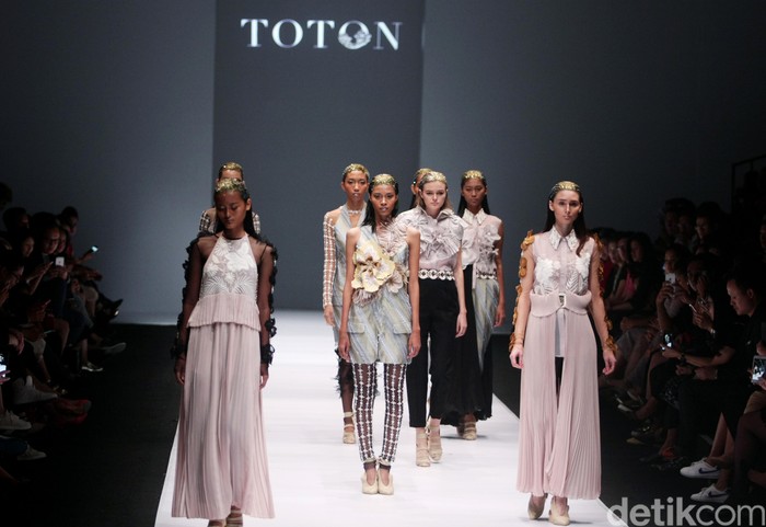 Koleksi Toton Januar for Dewi Fashion Knight [DFK] di Jakarta Fashion Week 2017. Senayan City. Jakarta.