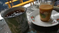 Kopi sangrai yang dicampur dengan susu kental manis enak dinikmati hangat-hangat. Kalau ingin menikmati sajian dingin, pilih saja teh manis yang disajikan dalam gelas enamel bercorak.