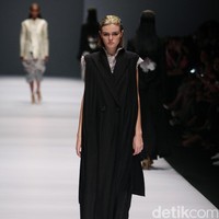 Koleksi Toton Januar for Dewi Fashion Knight [DFK] di Jakarta Fashion Week 2017. Senayan City. Jakarta. [Foto: Mohammad Abduh/Wolipop]