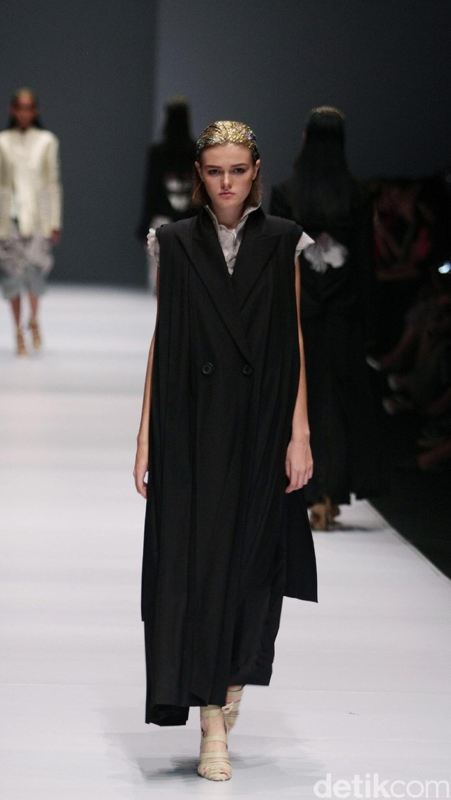 Koleksi Toton Januar for Dewi Fashion Knight [DFK] di Jakarta Fashion Week 2017. Senayan City. Jakarta. [Foto: Mohammad Abduh/Wolipop]