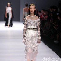 Koleksi Toton Januar for Dewi Fashion Knight [DFK] di Jakarta Fashion Week 2017. Senayan City. Jakarta. [Foto: Mohammad Abduh/Wolipop]