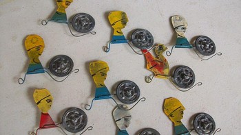 Motor-motoran kaleng yang bisa berjalan bila bagian rodanya diputar menggunakan tali. Foto: istimewa