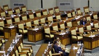 Banyak bangku kosong di rapat penutupan masa sidang tersebut.