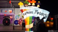 Terletak di sisi utara, kota Yogyakarta, Taman Pelangi merupakan tempat rekreasi alternatif yang terletak di kompleks Monumen Jogja kembali, atau Monjali, Sleman. Aneka bentuk dan warna-warni lampion menjadi daya tarik utama bagi wisatawan yang ingin menikmati indahnya malam di Yogyakarta.
