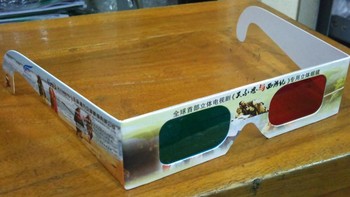 Kacamata 3D semacam ini sempat populer kala stasiun televisi ada yang menayangkan kartun 3 Dimensi. Anak-anak ramai membelinya. Foto: istimewa