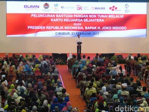 Di Depan Ibu-ibu, Jokowi Luncurkan Bantuan Pangan Non Tunai