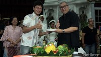 Nano Riantiarno (kanan) memotong tumpeng ulang tahun.