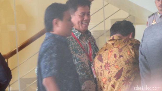 Anggota Komisi V DPR Musa Zainuddin (berbatik hijau) memenuhi panggilan KPK, Kamis (23/2/2017).