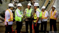 Jokowi dan Ahok di lokasi pengeboran terowongan MRT Jakarta. Foto: Ari Saputra