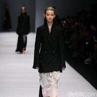 Koleksi Toton Januar for Dewi Fashion Knight [DFK] di Jakarta Fashion Week 2017. Senayan City. Jakarta. [Foto: Mohammad Abduh/Wolipop]