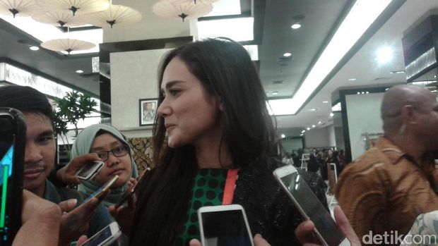 Dhani Pasang Foto Pernikahan dengan Maia, Isu Risty Tagor Lepas Hijab