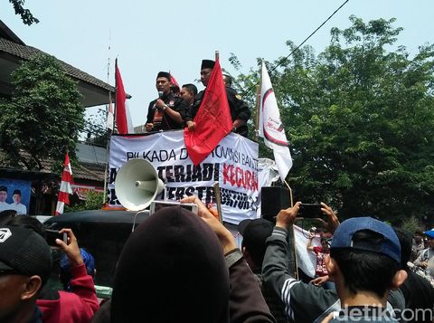  Massa pendukung Rano Karno-Embay Mulya Syarief mendatangi kantor KPU Kota Tangerang, Kamis (23/2/2017)