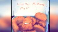 Wah, Enaknya! Pria Ini Lamar Kekasihnya dengan Kotak Berisi Chicken Nugget