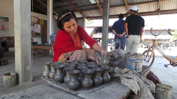 Pengarajin tembikar di sekitar museum 