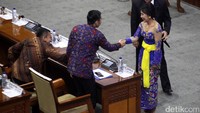 Ni Puti Tuti Kusuma mendapat ucapan selamat dari Ketua Fraksi Demokrat Edhie Baskoro Yudhoyono (Ibas).
