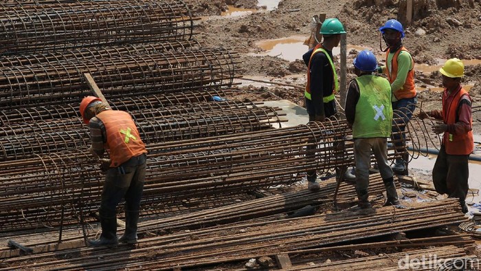 Sejumlah pekerja tengah menyelesaikan proyek pembangunan Pasar Rumput, Jakarta, Kamis (23/2). Rencananya proyek ini ditargetkan rampung pada 2018 mendatang.
