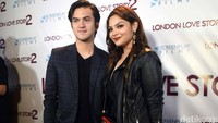 Rizky dan Nadira nampak kompak berbusana hitam-hitam. Pool/Noel/detikFoto.