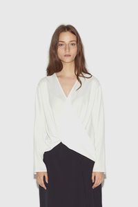 5 Blus & Kemeja Putih yang Tak Membosankan untuk Dipakai Bekerja