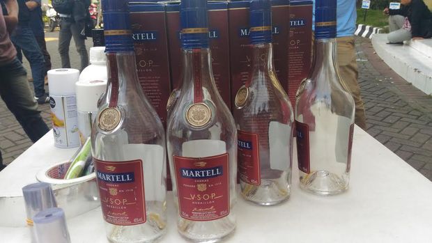 Botol miras kosong dibeli dari seorang pekerja kafe