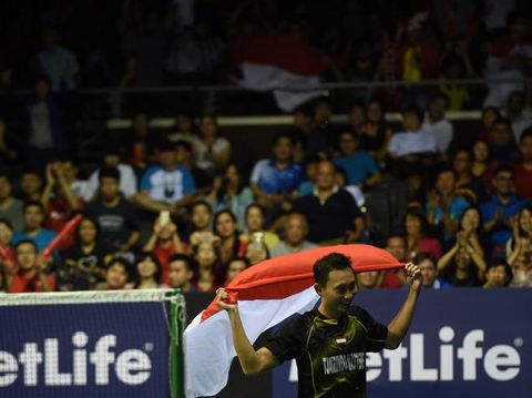 Sony Dwi Kuncoro melakukan selebrasi usai menjadi juara Singapura Terbuka 2015