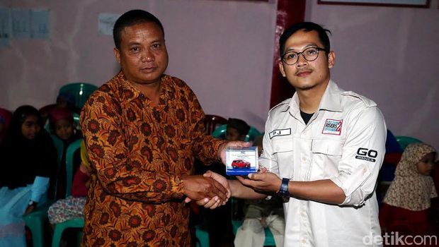 Risers Sumbang Perlengkapan Belajar untuk Madrasah Risers Sumbang Perlengkapan Belajar untuk Madrasah