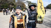 Foto: Sesampainya di Kastel Nagoya, traveler bisa berbincang dan berfoto bareng samurai. Memang bukan samurai sungguhan namun staf yang mengenakan kostum seperti samurai (Firdaus/detikTravel)
