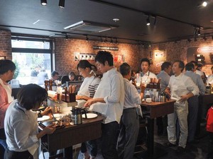Resto Steak Jepang Berkonsep Makan Sambil Berdiri Ini Buka di New York