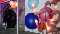 Lampion-lampion tersebut tidak hanya digantung, tetapi ada yang berdiri di tanah hingga ditempel di dinding. Seorang pengujung asyik berfoto di dinding pintu masuk.