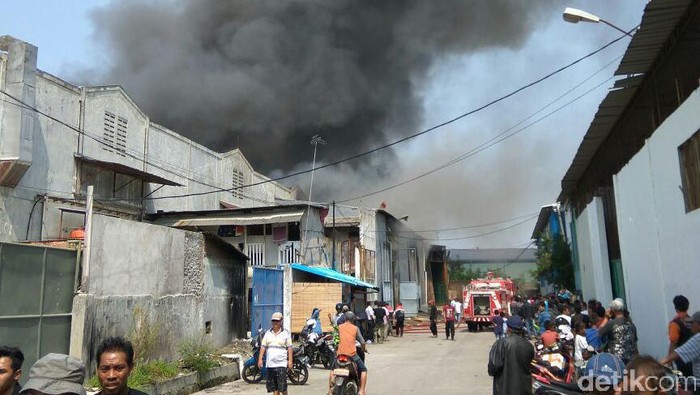 3 Gudang Barang Elektronik di Tangerang Terbakar