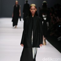 Koleksi Toton Januar for Dewi Fashion Knight [DFK] di Jakarta Fashion Week 2017. Senayan City. Jakarta. [Foto: Mohammad Abduh/Wolipop]