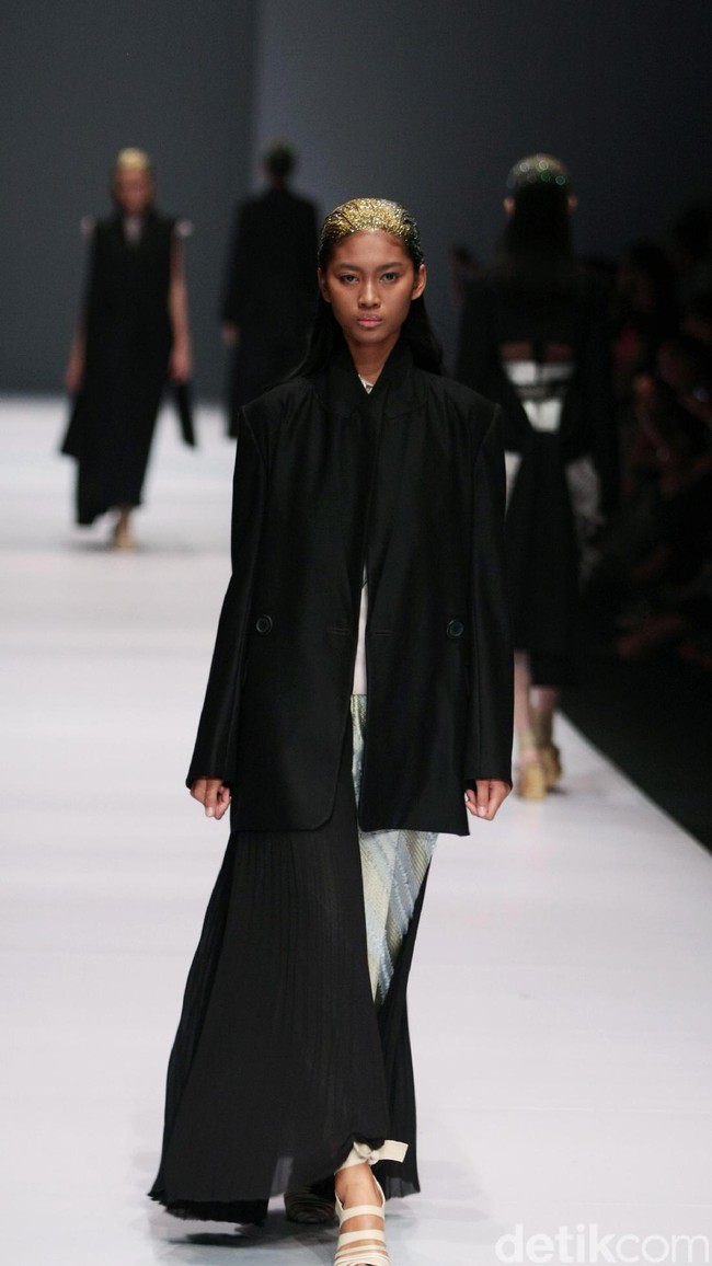 Koleksi Toton Januar for Dewi Fashion Knight [DFK] di Jakarta Fashion Week 2017. Senayan City. Jakarta. [Foto: Mohammad Abduh/Wolipop]