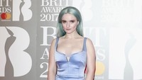 Grace Chatto dari Clean Bandits memilih dress biru yang memperlihatkan bagian dadanya tersebut. John Phillips/Getty Images/detikFoto.