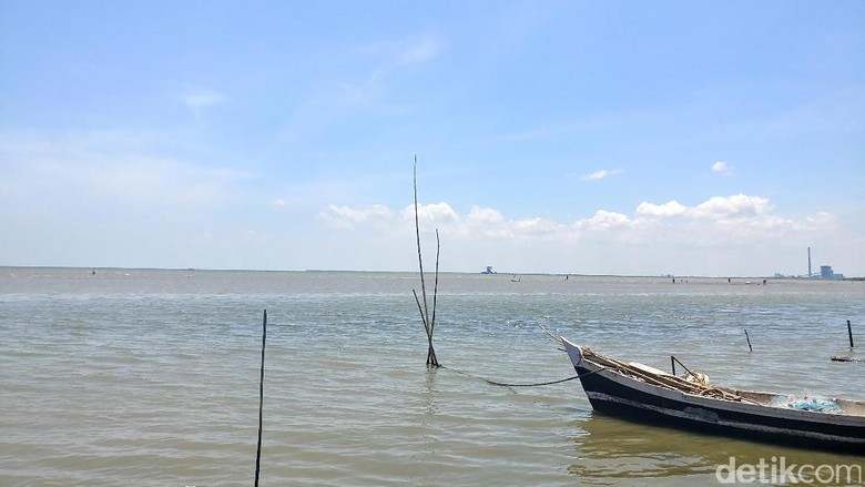 Pantai Kejawanan Mitos Air Laut Penyembuh Stroke