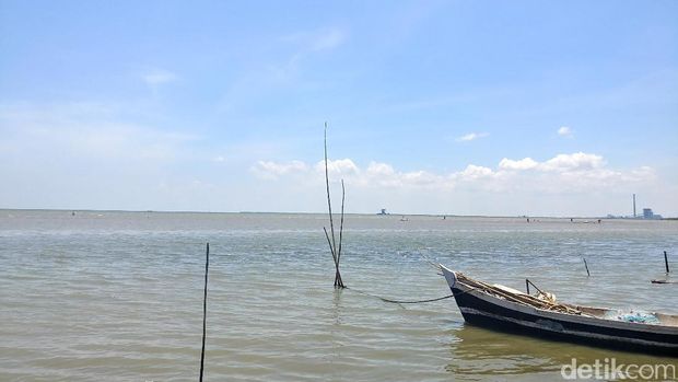 Pantai Kejawan juga berfungsi sebagai pelabuhan kecil (Tri/detikTravel)