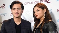 Dalam acara gala premiere film yang dibintangi Rizky Nazar, London Love Story 2, terlihat sosok Nadia Adnan yang mendampinginya. Pool/Noel/detikFoto.