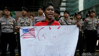 Tak hanya aksi teatrikal yang menjadi pusat perhatian, sejumlah mahasiswa yang membawa poster juga menjadi sorotan.