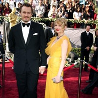 Michelle Williams hanya membawa handphone dalam tasnya. Handphone ku. Seluruh hidupku ada di sana, ujarnya. Foto: Frazer Harrison/Getty Images